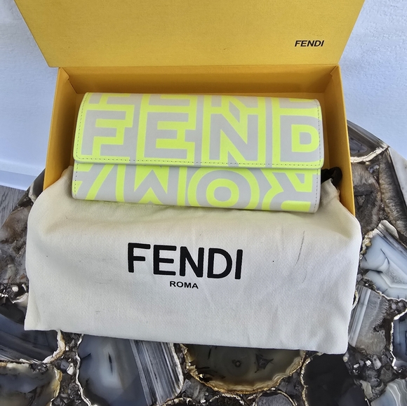 🔥RARE🔥Fendi x Marc Jacobs Collab WOC Bag - Picture 2 of 10